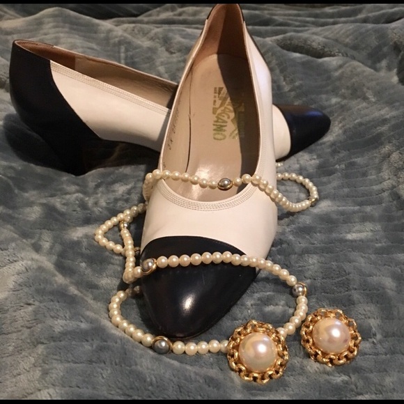 Salvatore Ferragamo Shoes - {Salvatore Ferragamo} Vtg Short Pumps size 8.5